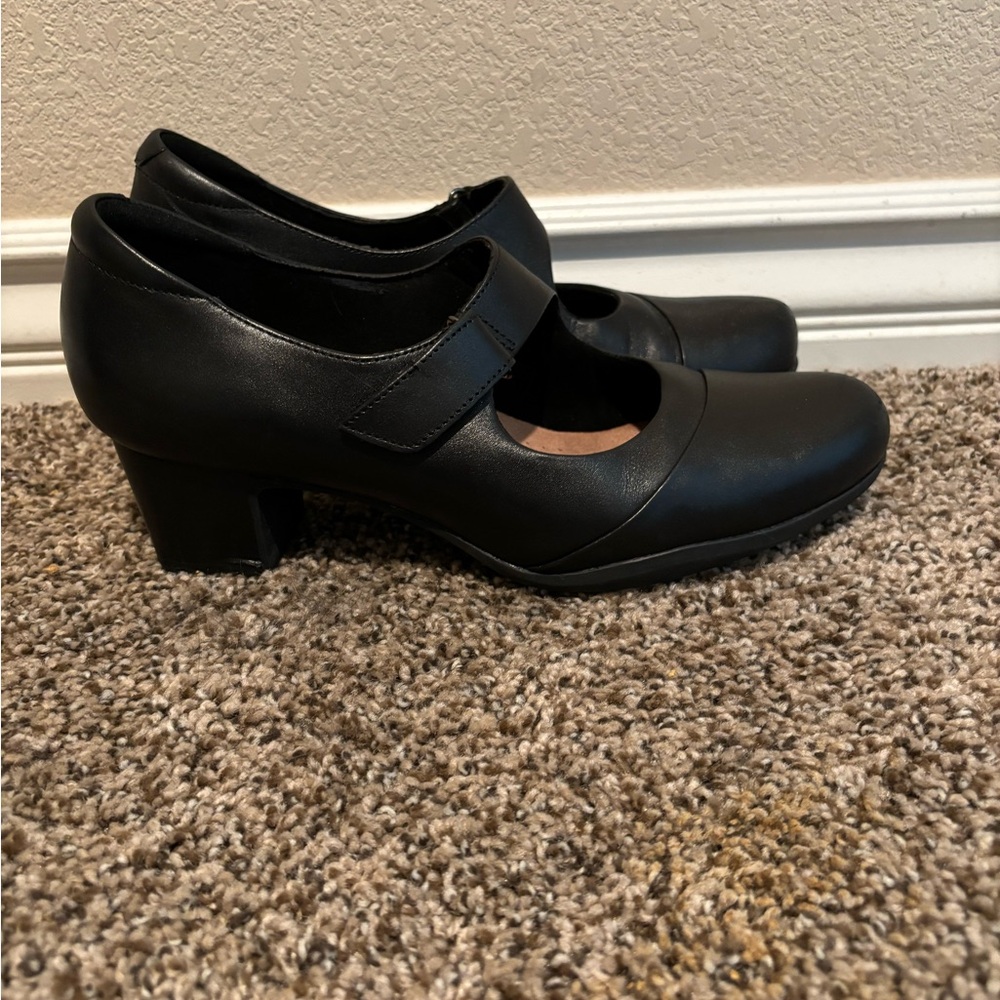 Clarks women’s Mary Jane style black leather shoes. Sz 8.5